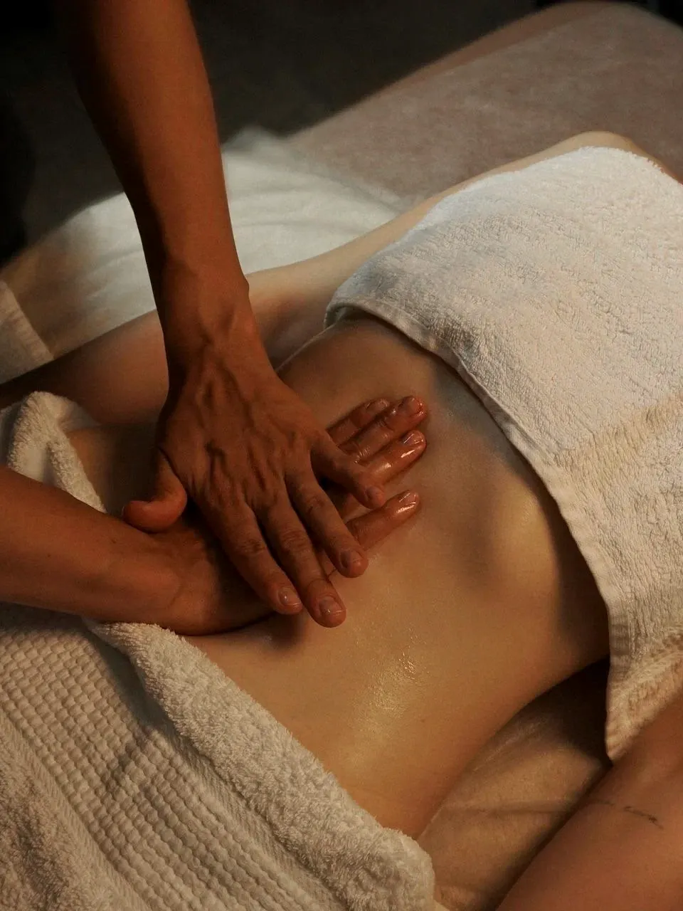 Manual abdomen massage with warm oil during a body sculpting program at Millán Spa, Miami Beach
